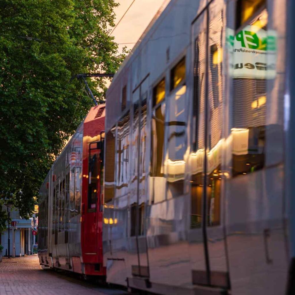 Stadtbahn in Frechen bei Sonnenuntergang