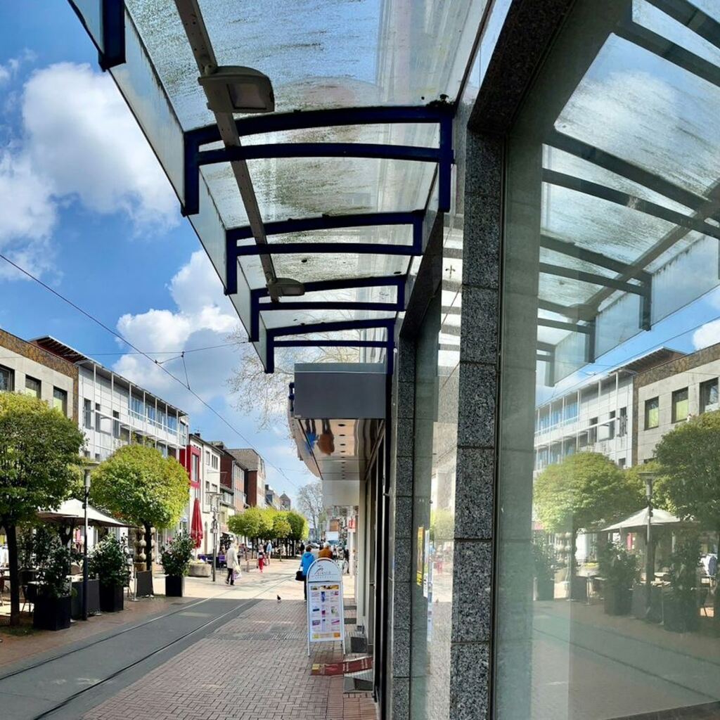 Innenstadt von Frechen mit Geschäften